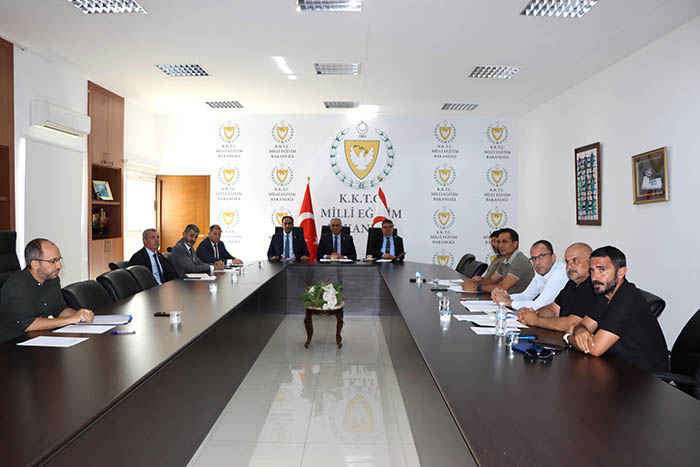 Milli Eğitim Bakanı Nazım Çavuşoğlu, Atatürk Öğretmen Akademisi (AÖA) Öğrenci Konseyi Yürütme Kurulu üyeleriyle bir araya gelerek Öğretmen Sınav (Değişiklik) Tüzüğü’ne ilişkin bilgi verdi