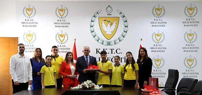 Milli Eğitim Bakanı Nazım Çavuşoğlu, 19 Mayıs Atatürk’ü Anma, Gençlik ve Spor Bayramı dolayısıyla Haydarpaşa Ticaret Lisesi öğrencileri ve idarecilerden oluşan heyeti kabul etti.