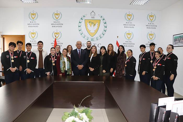 Bakan Çavuşoğlu, Haydarpaşa Ticaret Lisesi Turizm Alanı Öğrencilerini Kabul Etti