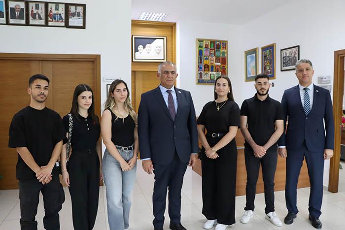 Milli Eğitim Bakanı Nazım Çavuşoğlu, Atatürk Öğretmen Akademisi (AÖA) Öğrenci Konseyi Yürütme Kurulu üyeleriyle bir araya gelerek Öğretmen Sınav (Değişiklik) Tüzüğü’ne ilişkin bilgi verdi