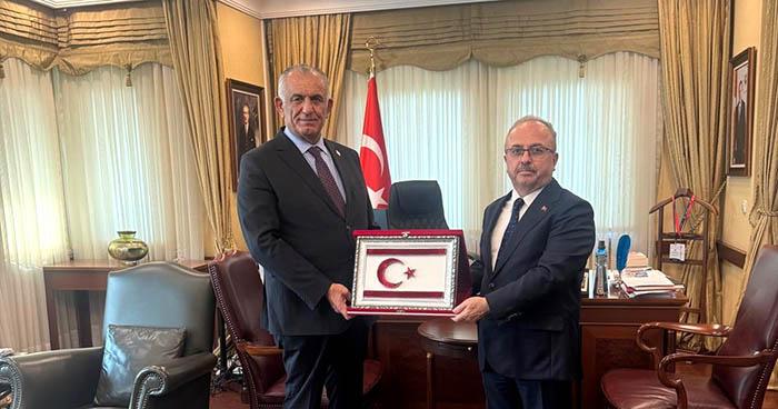 Bakan Çavuşoğlu, Türkiye’nin Bakü Büyükelçiliği’ni Ziyaret Etti