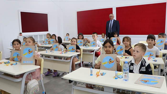 Bakan Çavuşoğlu, Dr. Suat Günsel Devlet İlkokulu İskele Öğrencilerine Karnelerini Verdi