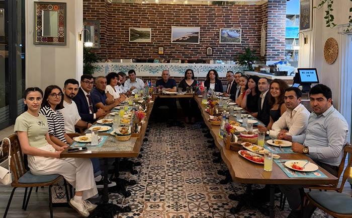 Bakan Çavuşoğlu, Azerbaycan’da Çeşitli Görevlerde Bulunan KKTC Üniversiteleri Mezunlarıyla Bir Araya Geldi