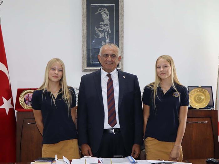 Necat British College (NBC) öğrencileri Arabella ve Sofia Bradley kardeşleri ve öğretmenlerini kabul etti