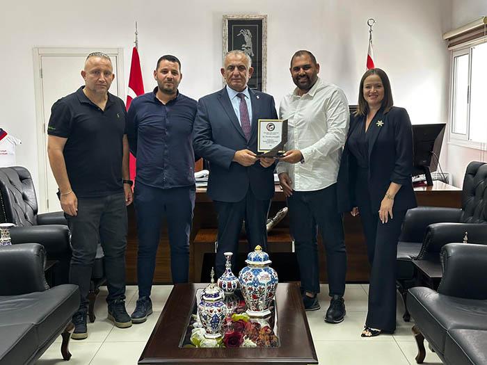 Bakan Çavuşoğlu, Larnaka Gençler Birliği Spor Kulübü’nü Kabul Etti