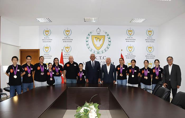 Bakan Çavuşoğlu, KKTC Taekwondo Federasyonu Başkanı Gökbilen ve Milli Takım Sporcularını Kabul Etti