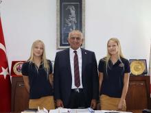 Necat British College (NBC) öğrencileri Arabella ve Sofia Bradley kardeşleri ve öğretmenlerini kabul etti